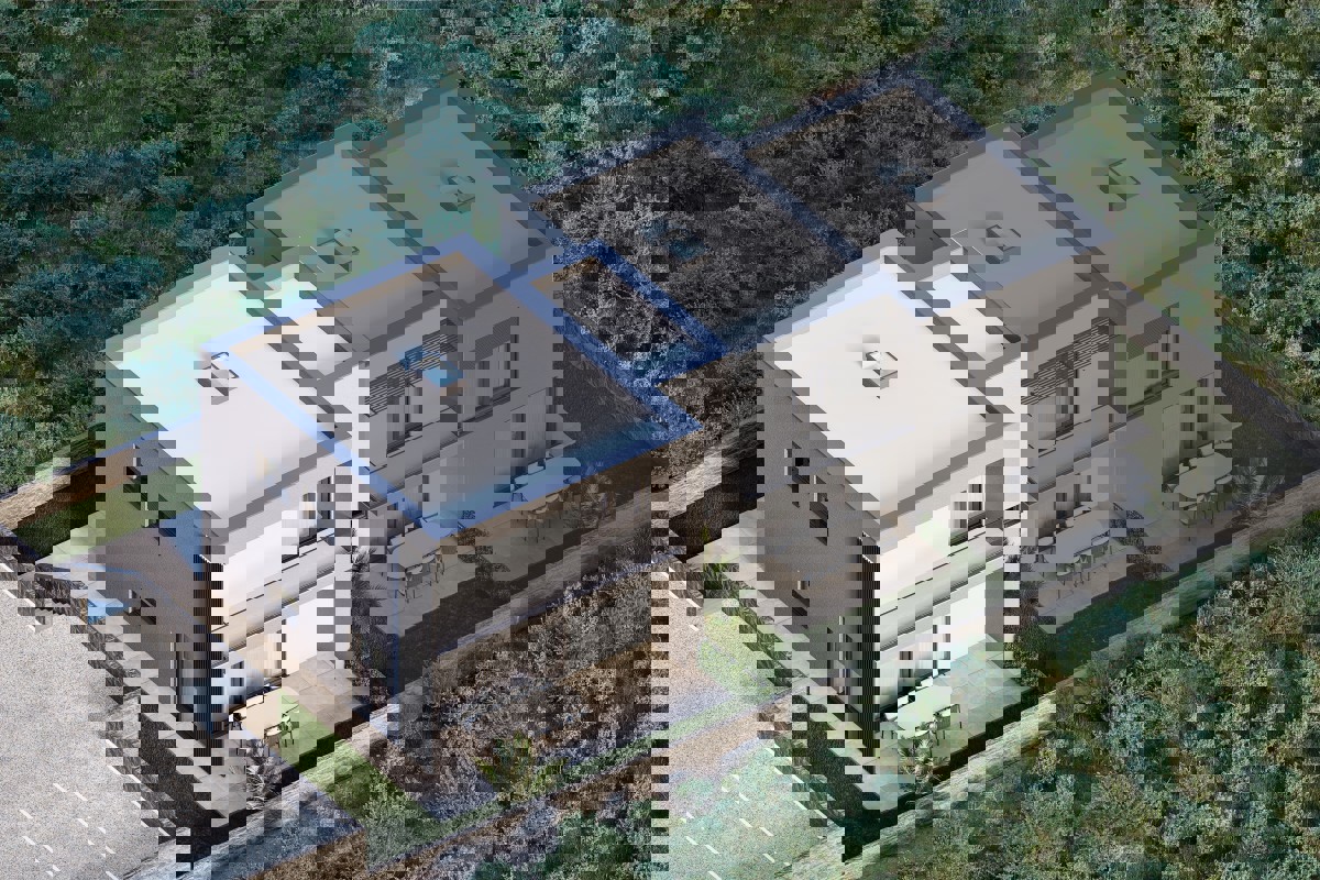 Appartamento su tre livelli con tre camere da letto e possibilità di piscina