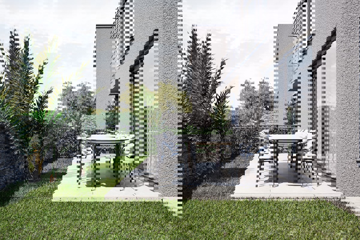 Appartamento su tre livelli con tre camere da letto e possibilità di piscina