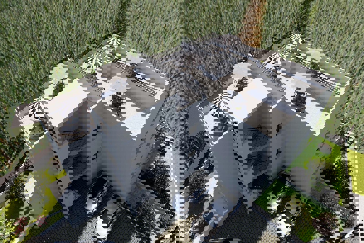 Attico con terrazza sul tetto e posto auto