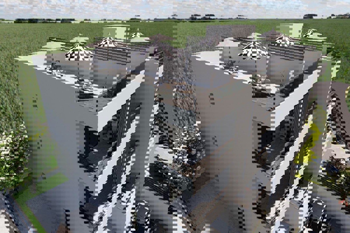 Attico con terrazza sul tetto e posto auto