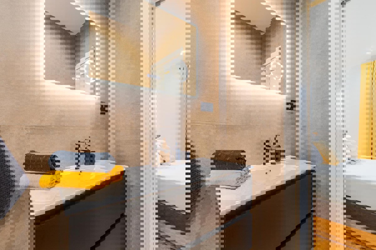 Moderna casa bifamiliare con piscina