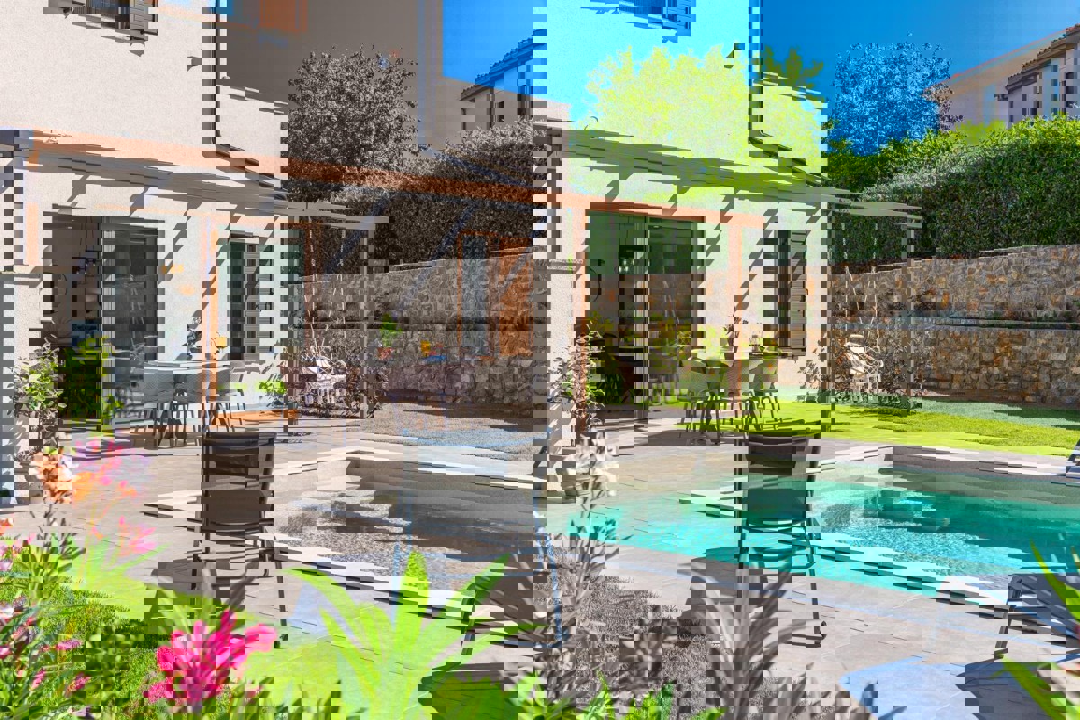Moderna casa bifamiliare con piscina