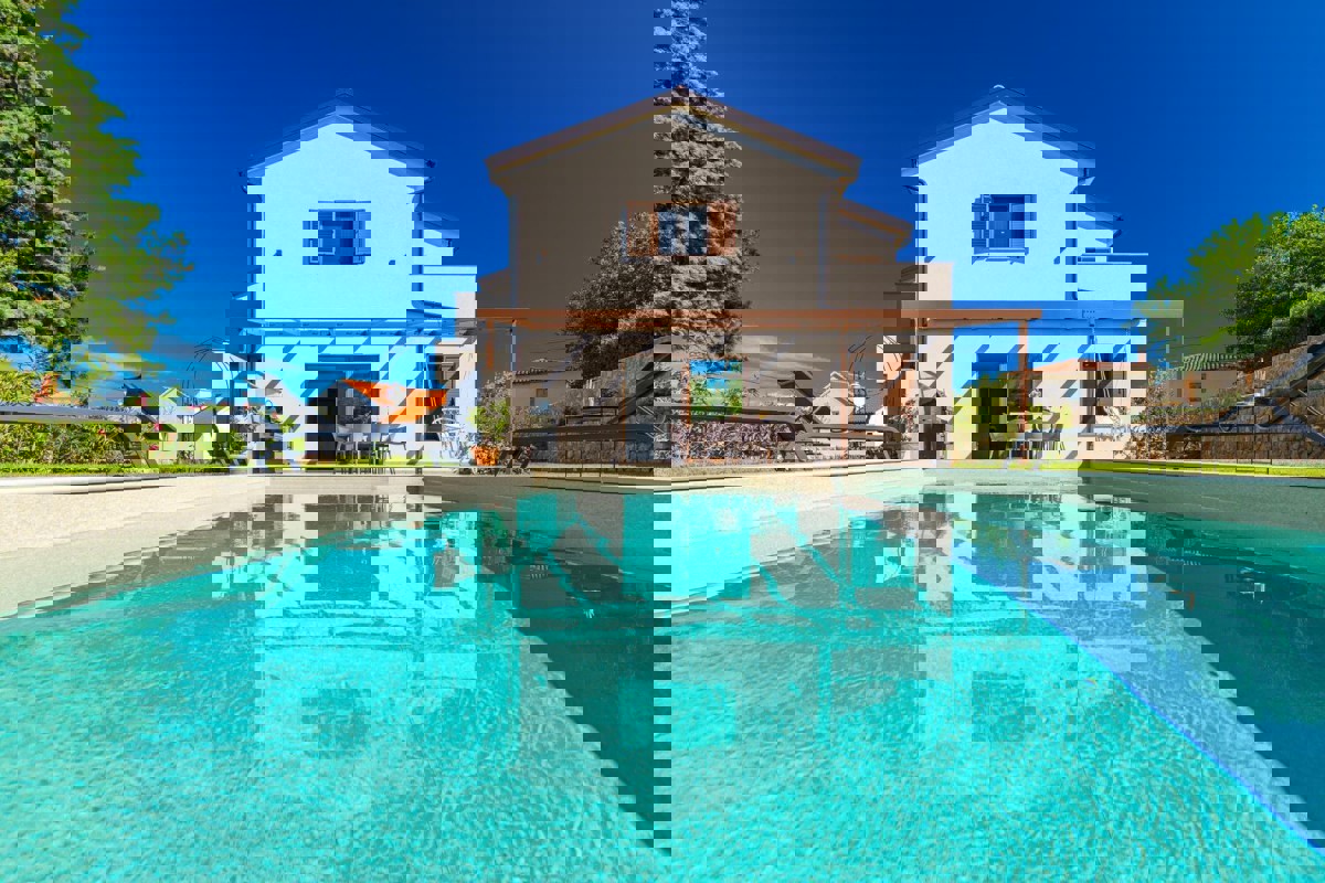 Moderna casa bifamiliare con piscina