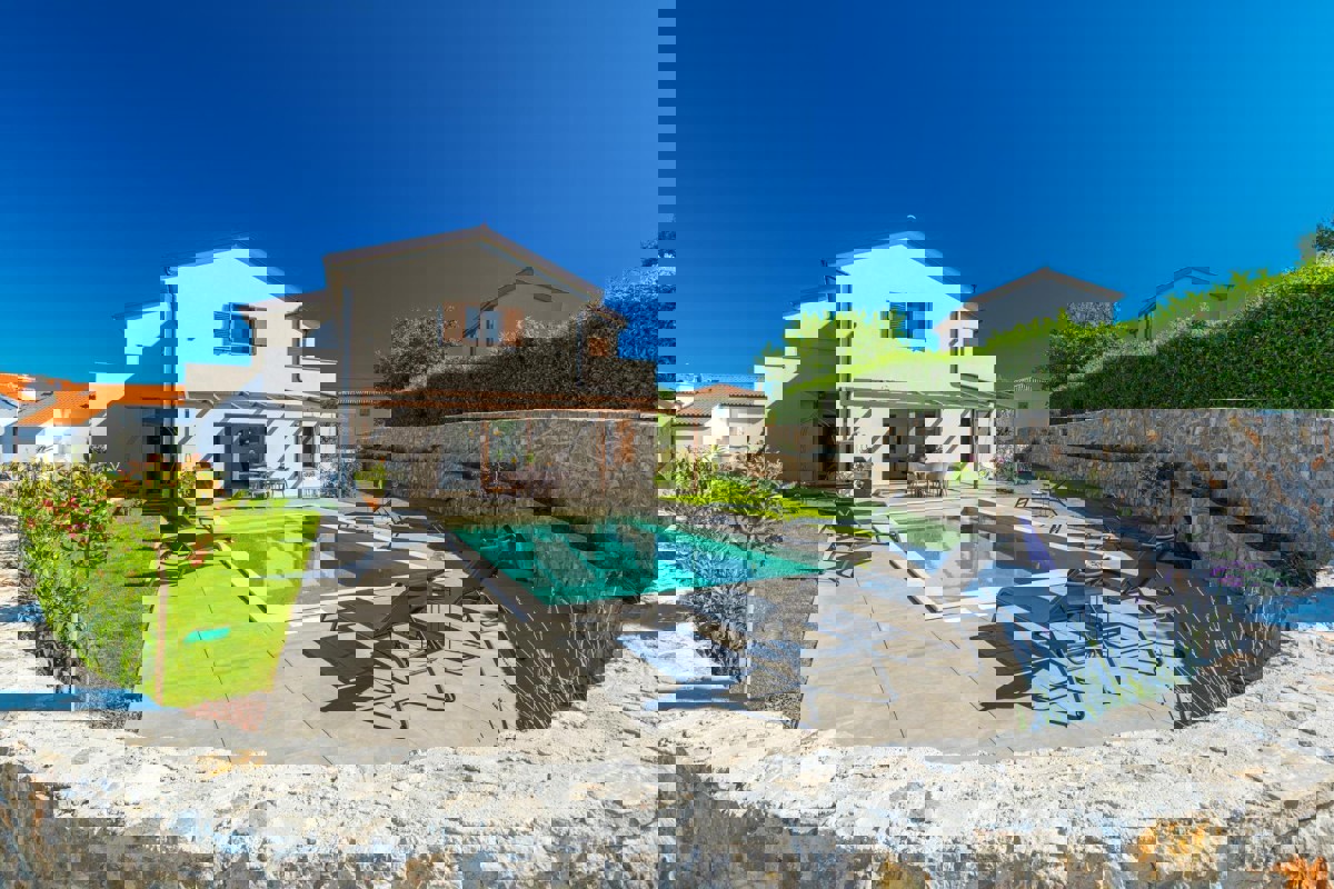Moderna casa bifamiliare con piscina