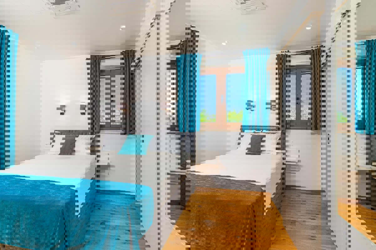 Moderna casa bifamiliare con piscina