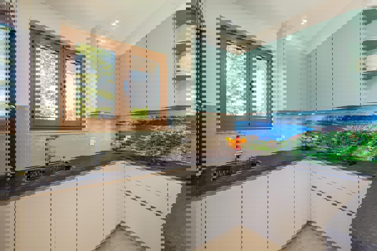 Moderna casa bifamiliare con piscina