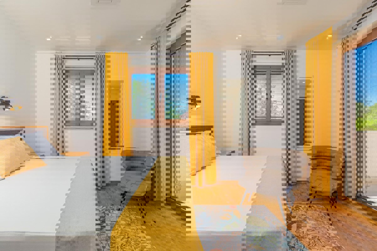 Moderna casa bifamiliare con piscina