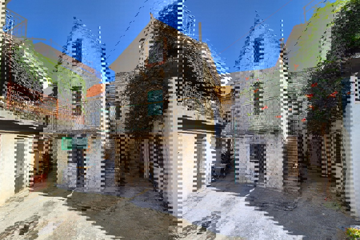 Casa in pietra da ristrutturare con giardino in prima fila sul mare