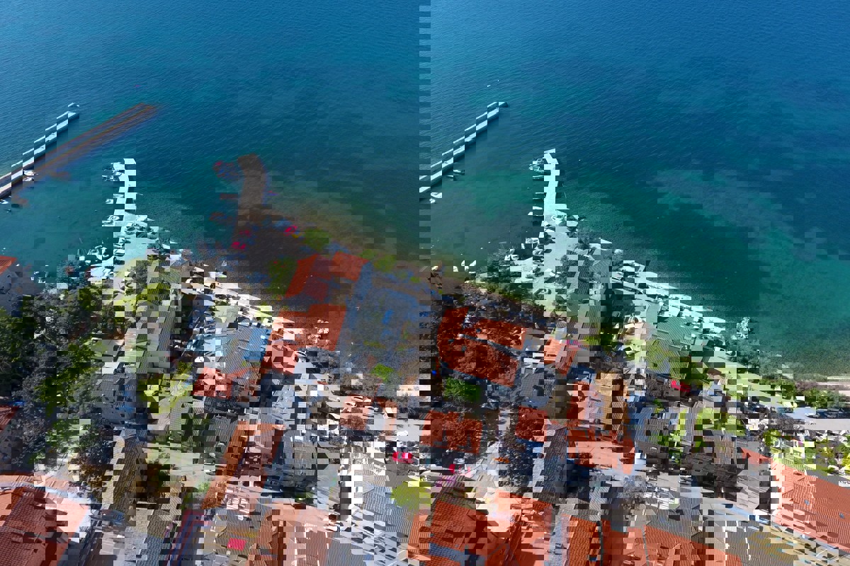 Casa in pietra da ristrutturare con giardino in prima fila sul mare