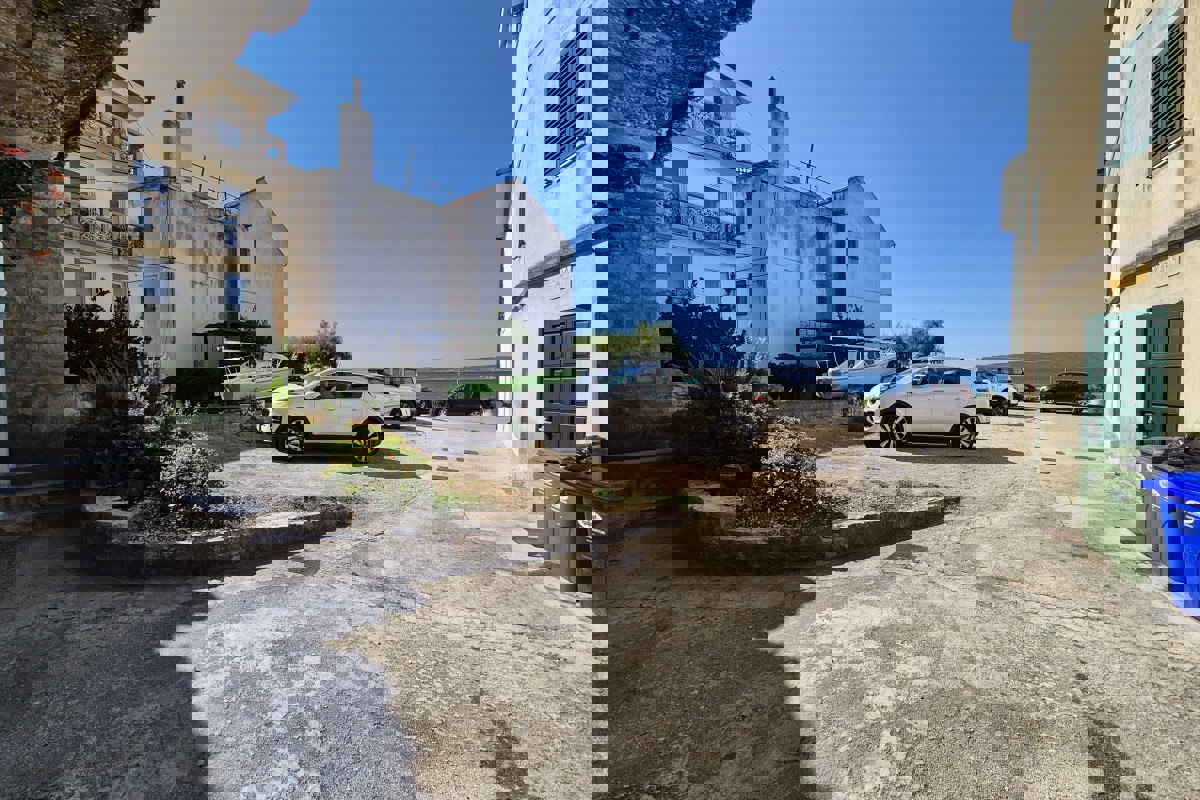 Casa in pietra da ristrutturare con giardino in prima fila sul mare