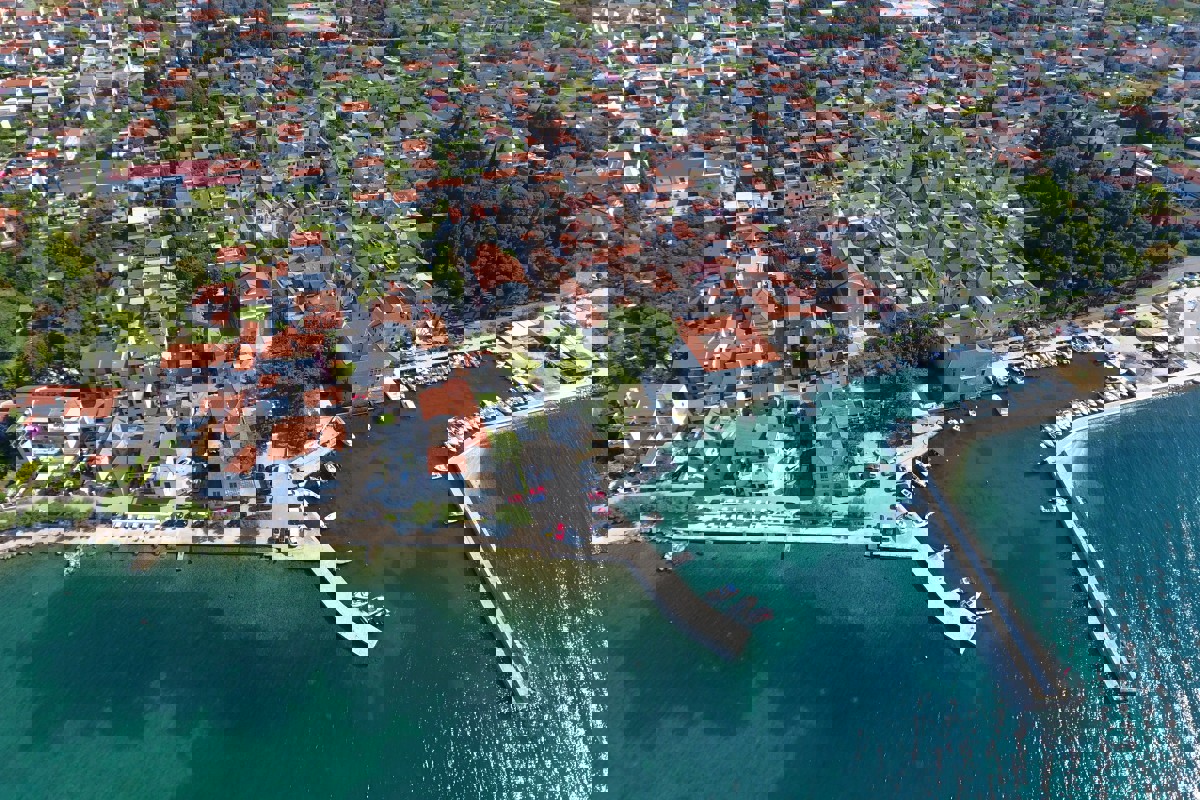 Casa in pietra da ristrutturare con giardino in prima fila sul mare