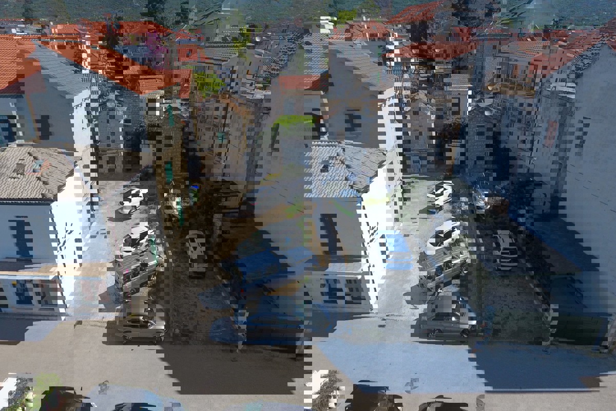 Casa in pietra da ristrutturare con giardino in prima fila sul mare