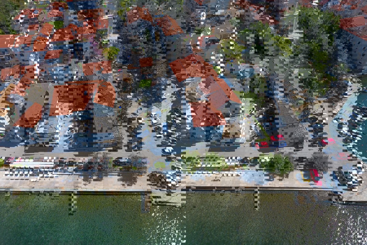 Casa in pietra da ristrutturare con giardino in prima fila sul mare