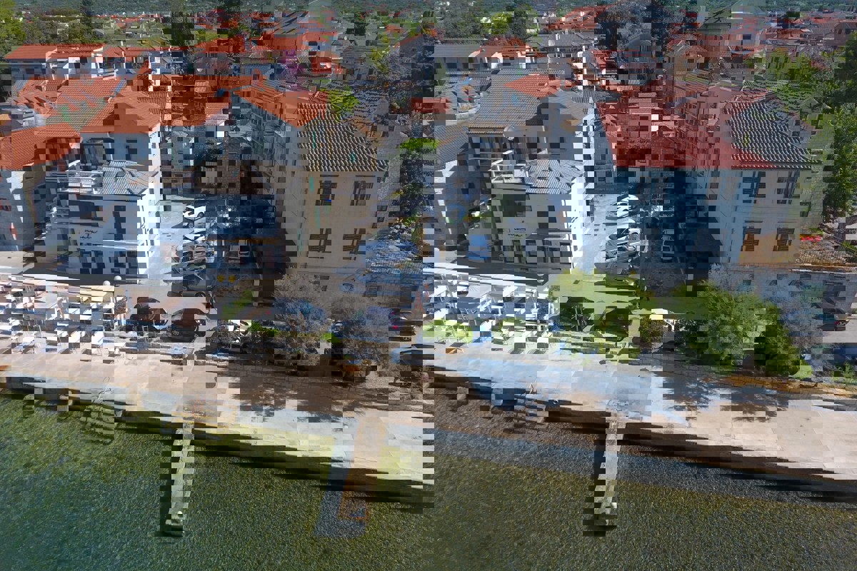 Casa in pietra da ristrutturare con giardino in prima fila sul mare