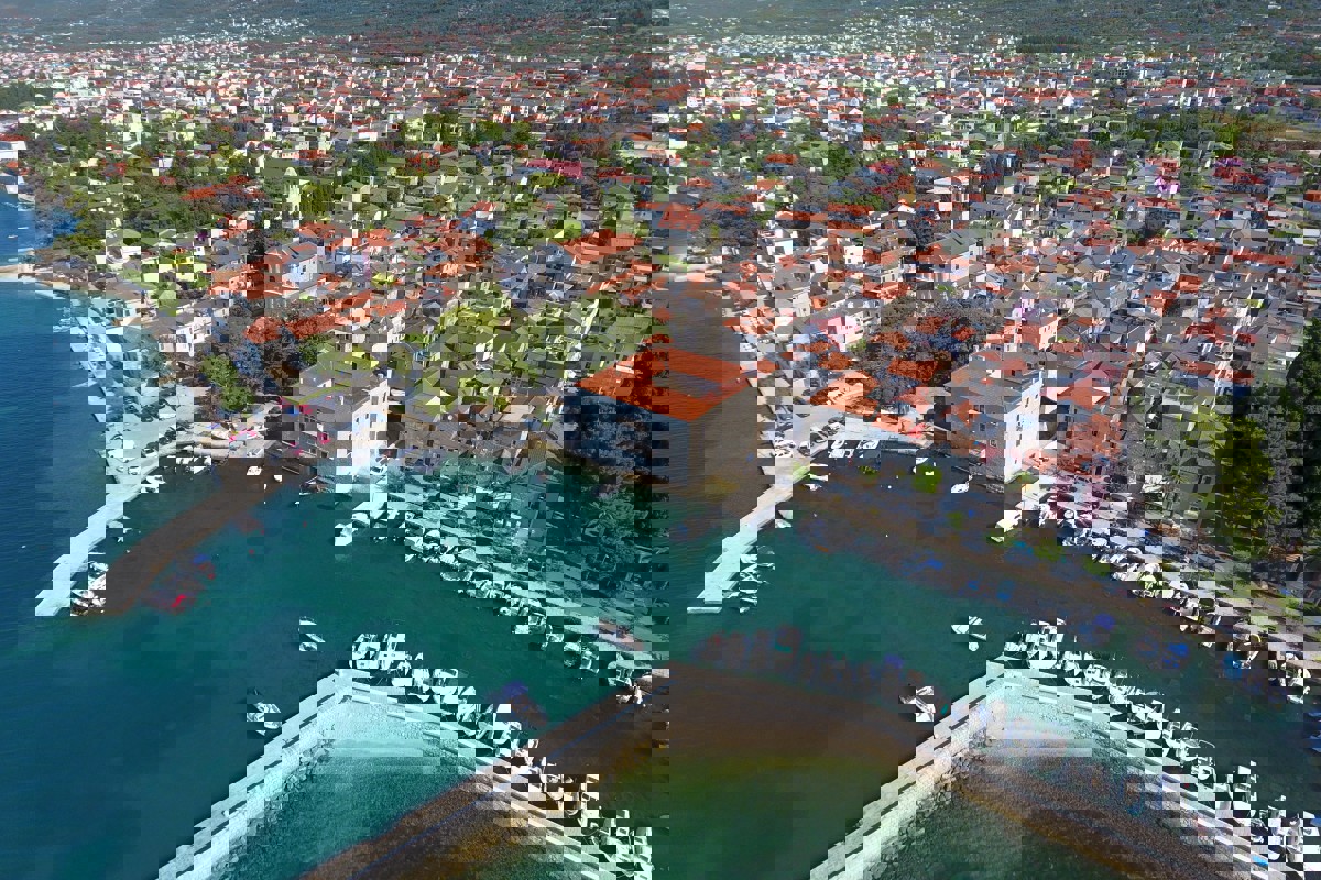 Casa in pietra da ristrutturare con giardino in prima fila sul mare