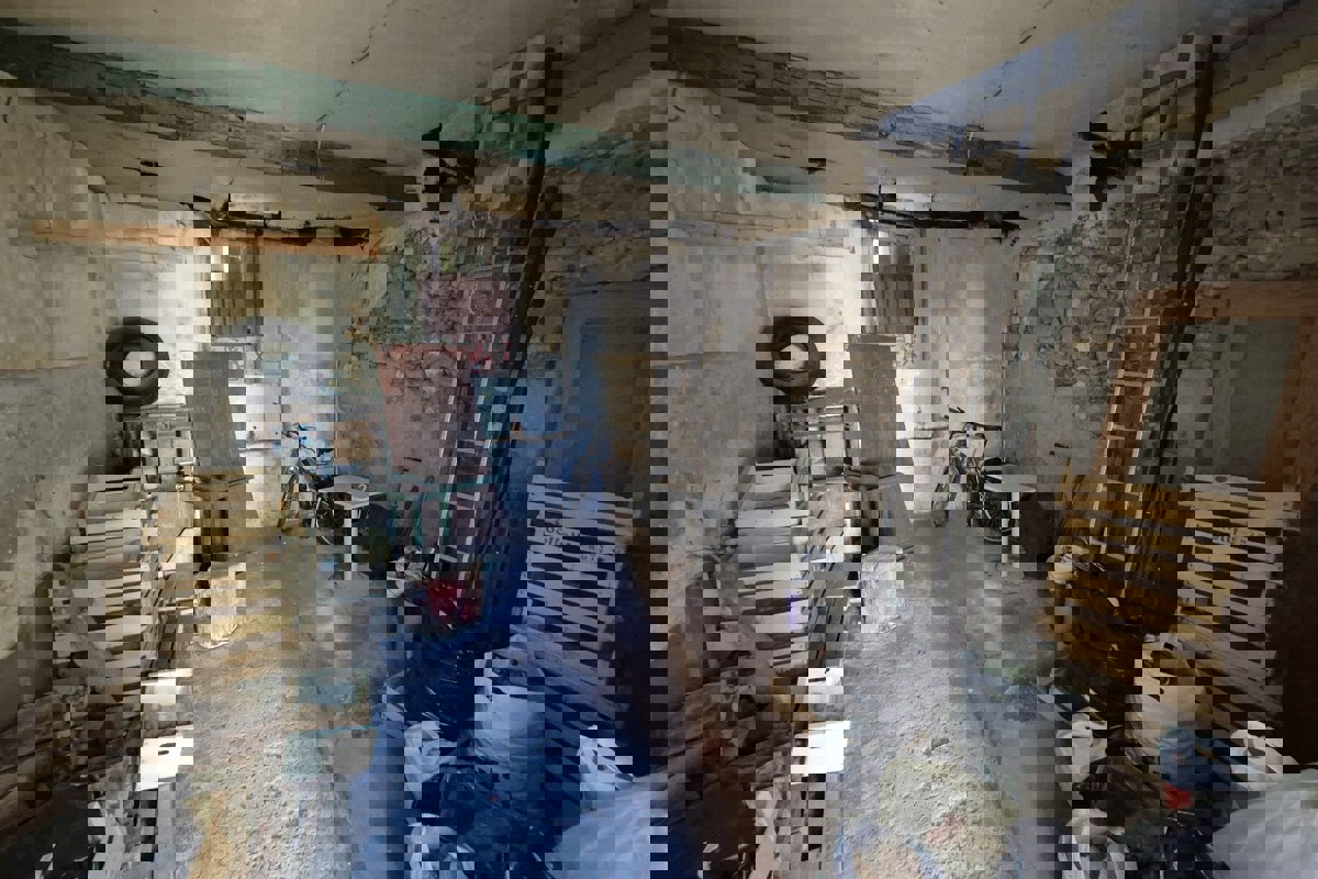 Casa in pietra da ristrutturare con giardino in prima fila sul mare