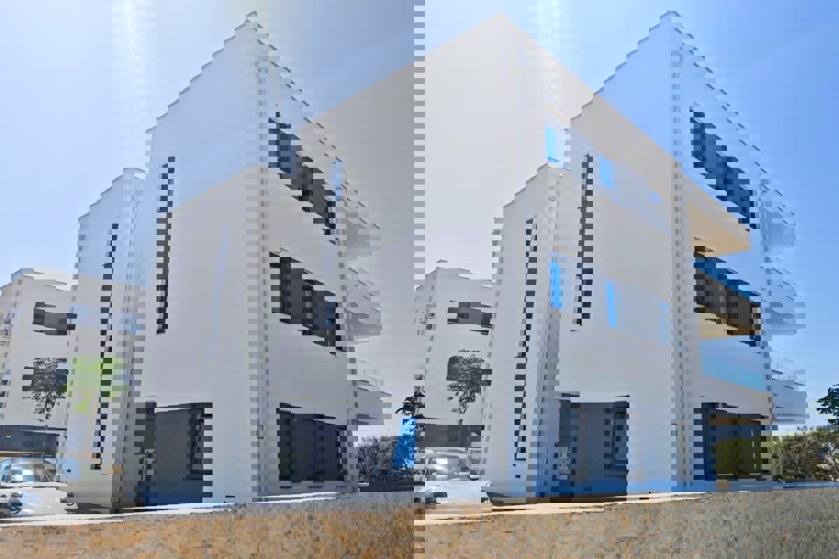 Nuovo edificio - appartamento con terrazza e due posti auto