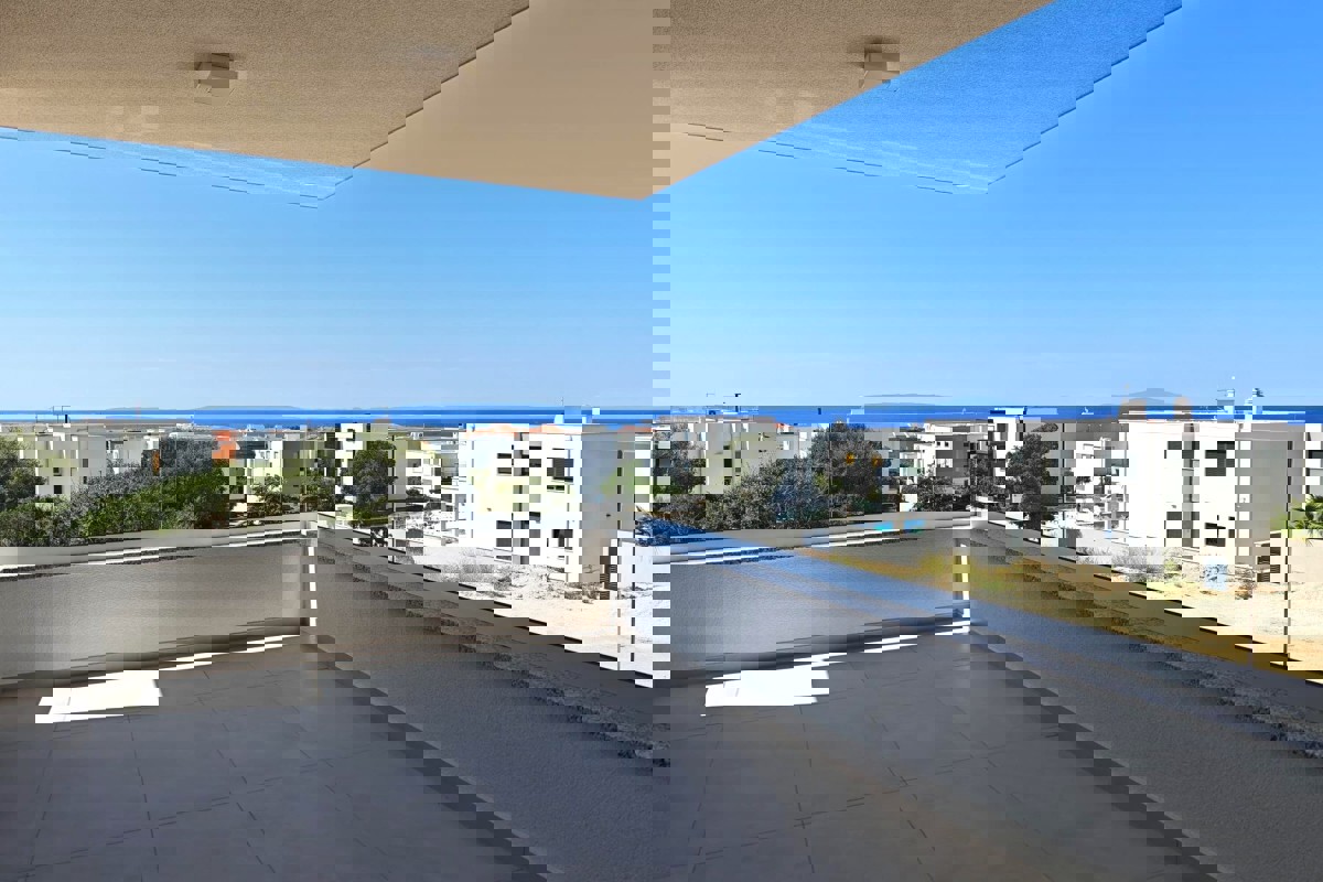 Nuovo edificio - appartamento con terrazza e due posti auto