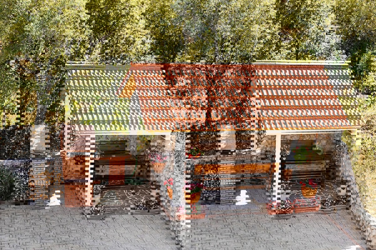 Villa con appartamenti e un bellissimo giardino