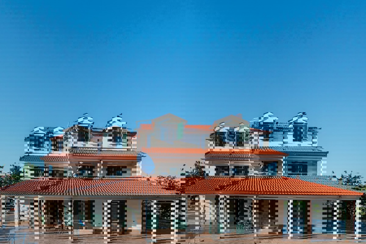 Villa con appartamenti e un bellissimo giardino