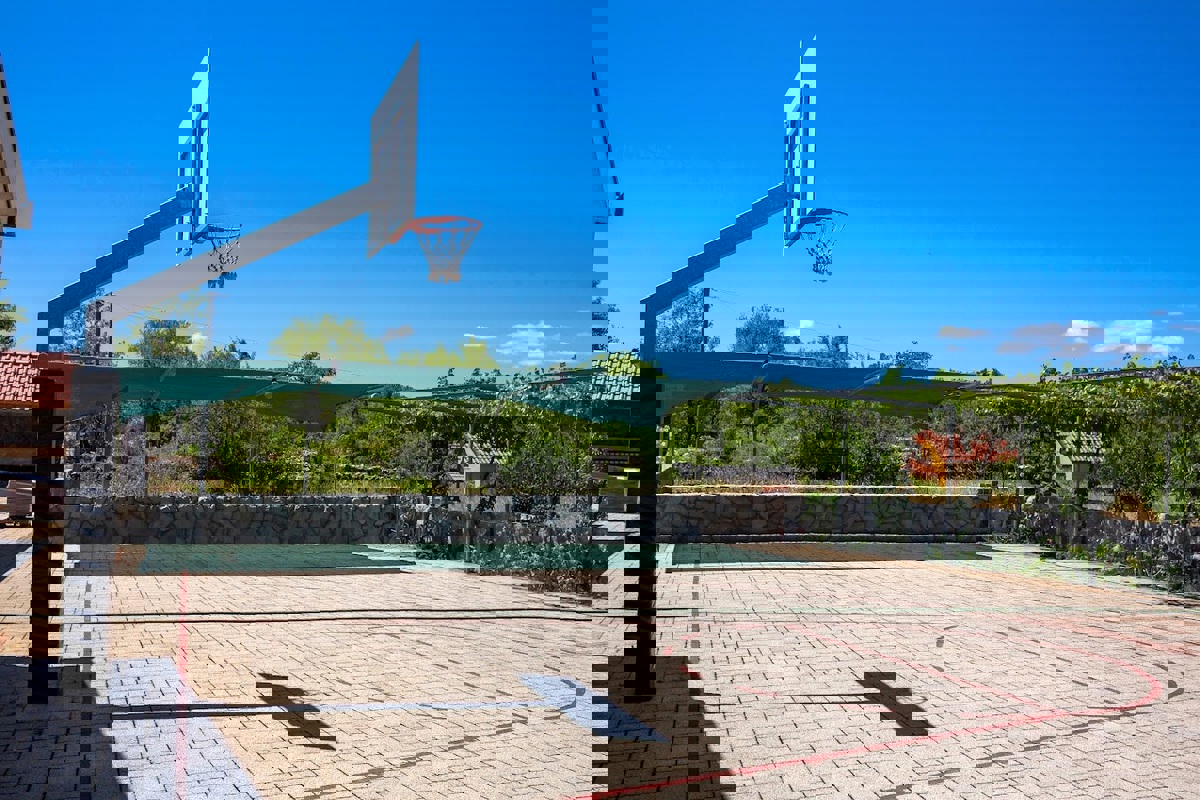 Villa con appartamenti e un bellissimo giardino