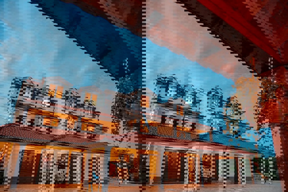 Villa con appartamenti e un bellissimo giardino