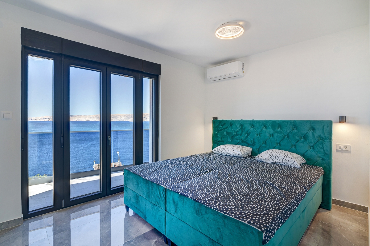 Villa moderna con piscina e vista mare