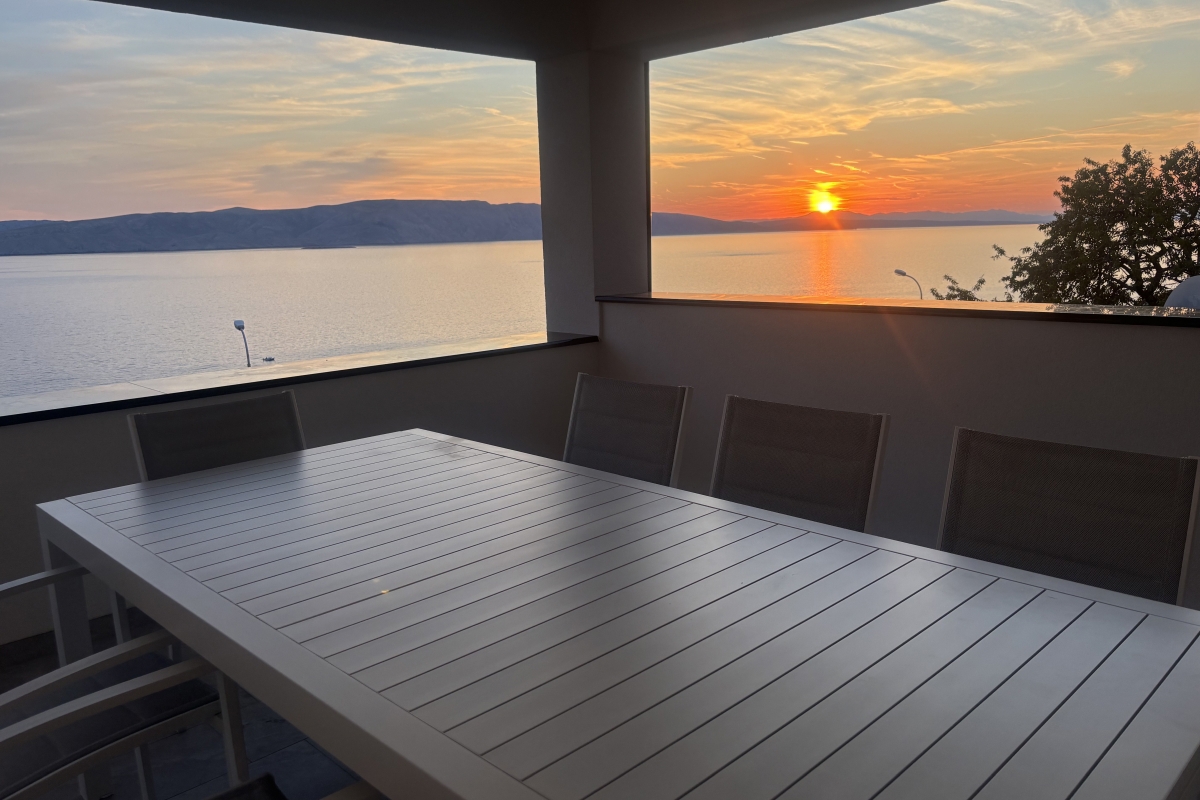 Villa moderna con piscina e vista mare