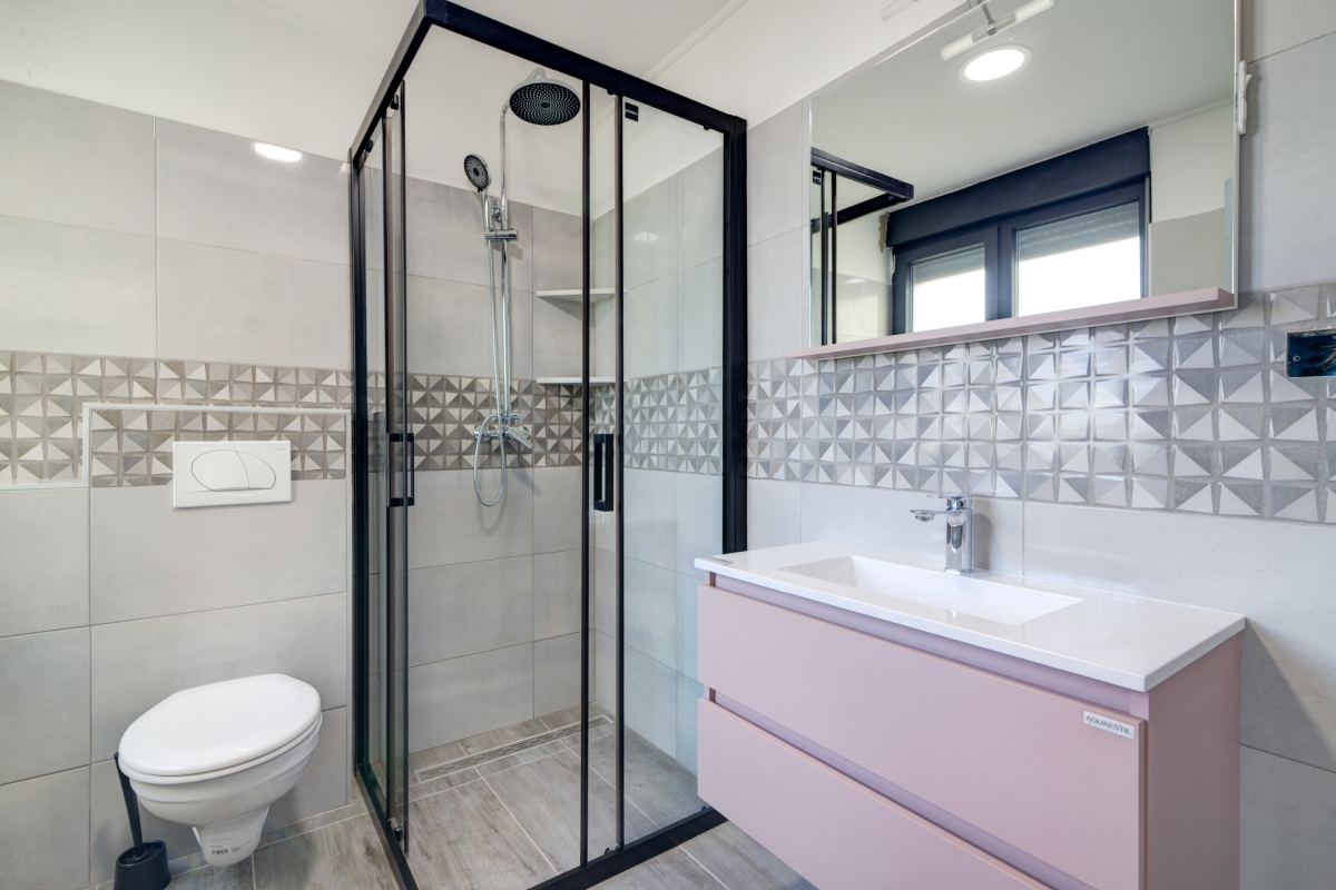 Villa moderna con piscina e vista mare