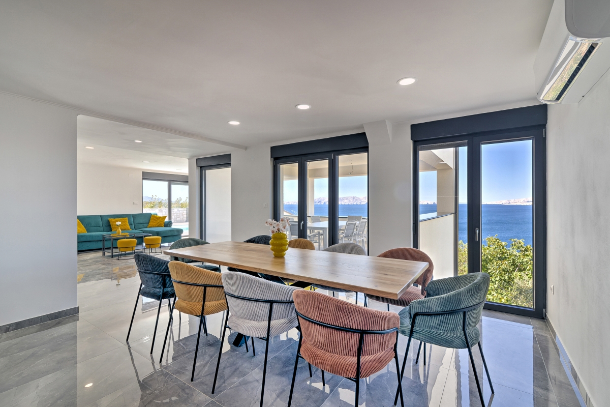 Villa moderna con piscina e vista mare