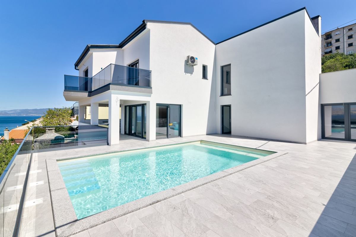 Villa moderna con piscina e vista mare
