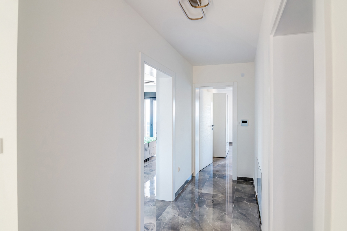 Villa moderna con piscina e vista mare