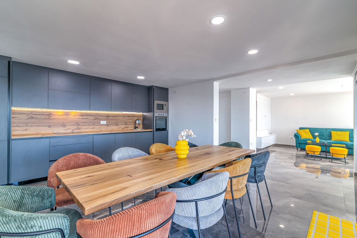 Villa moderna con piscina e vista mare