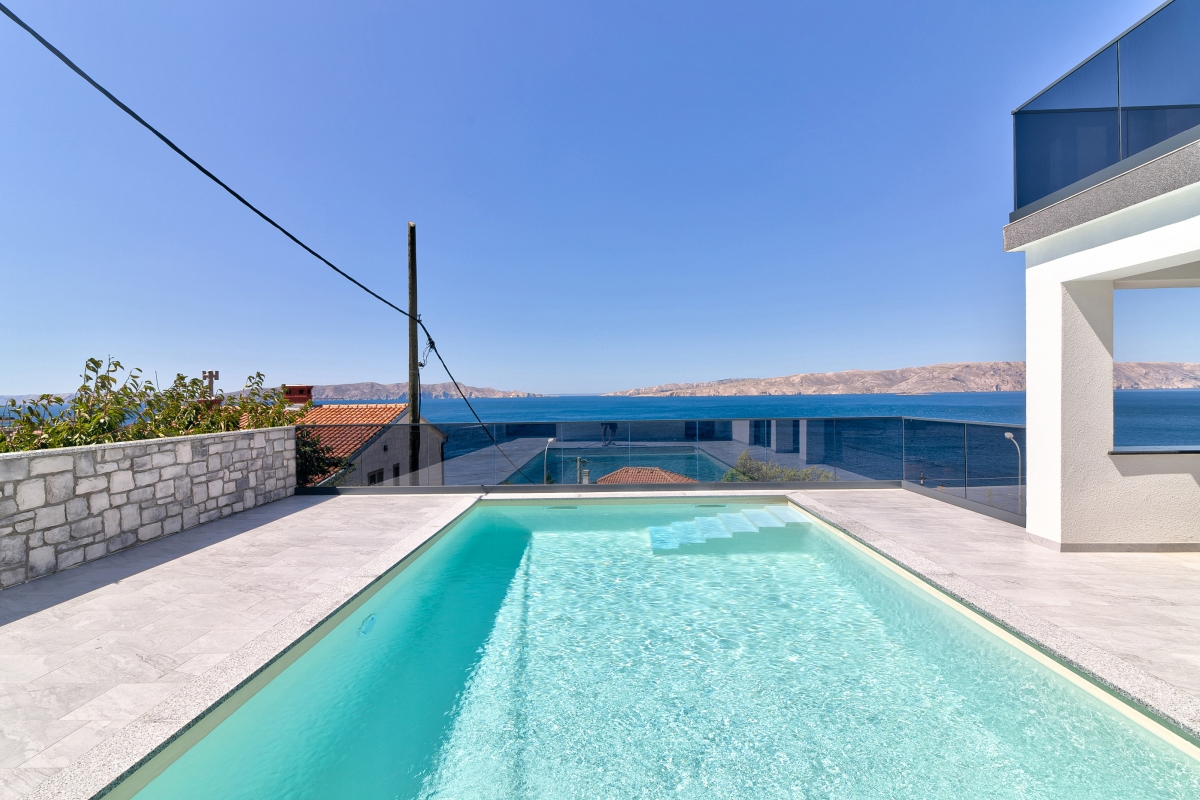 Villa moderna con piscina e vista mare