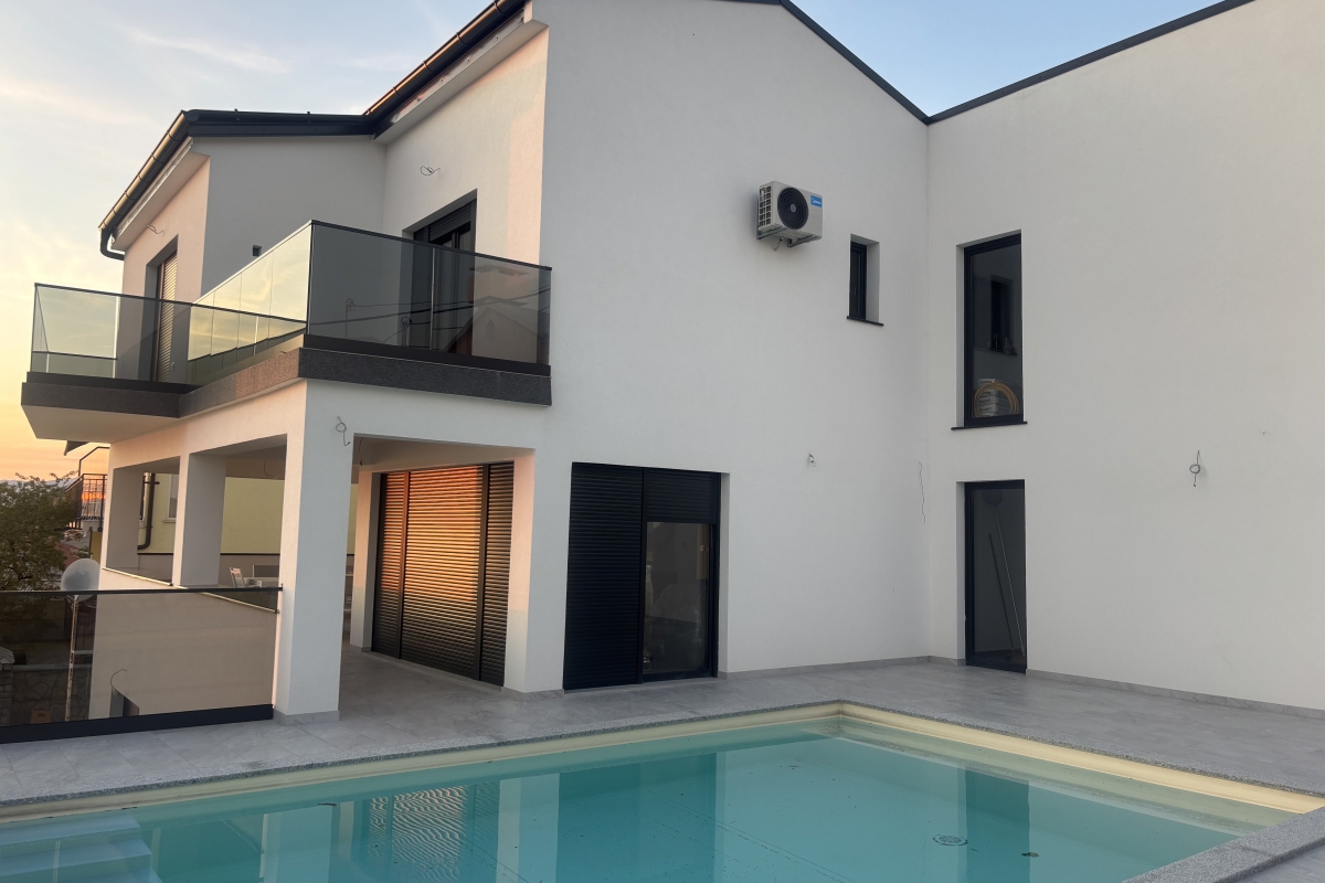 Villa moderna con piscina e vista mare