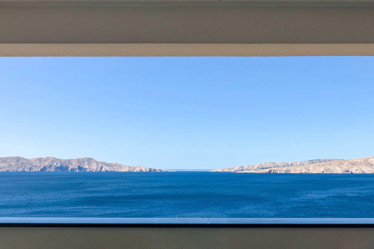 Villa moderna con piscina e vista mare