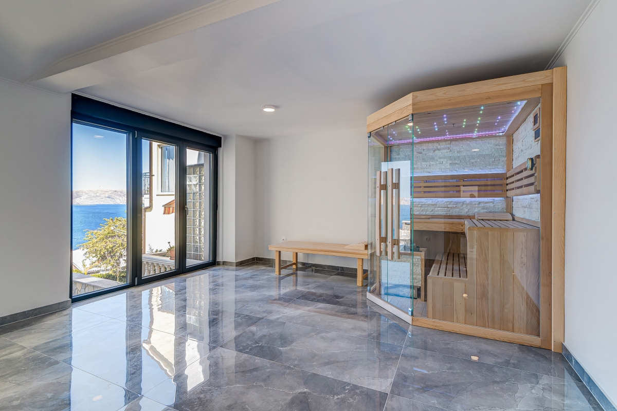 Villa moderna con piscina e vista mare