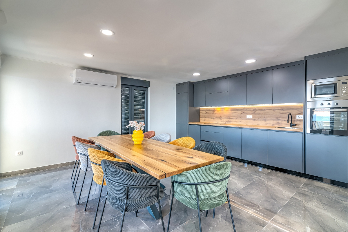 Villa moderna con piscina e vista mare