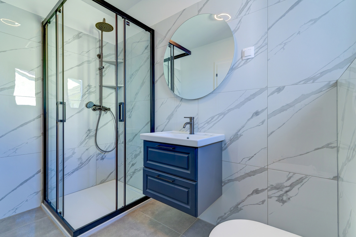 Villa moderna con piscina e vista mare