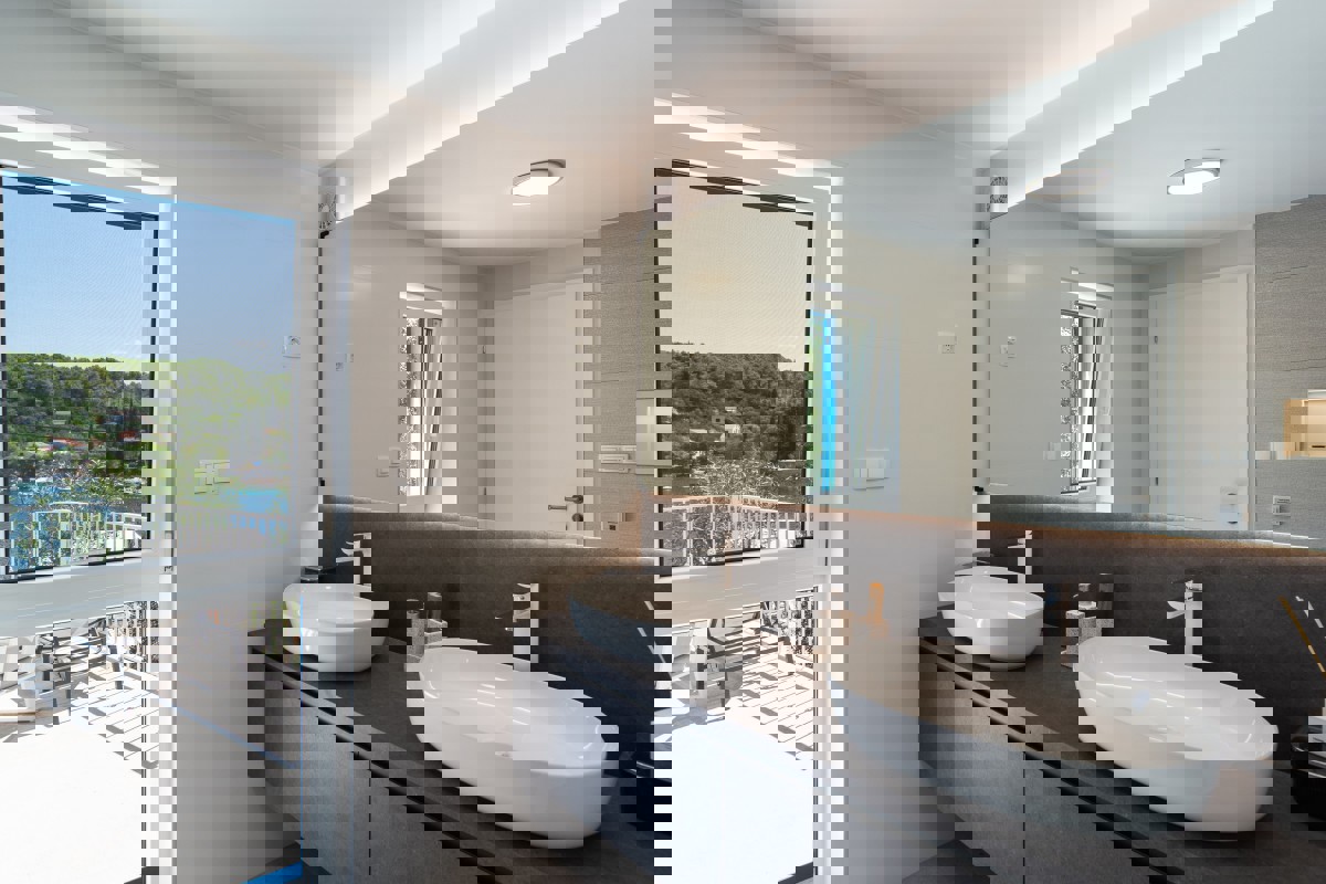 Casa moderna in prima fila sul mare