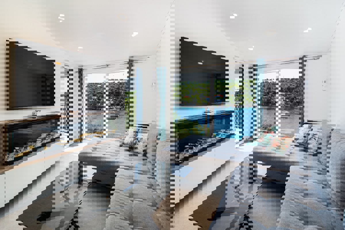 Casa moderna in prima fila sul mare