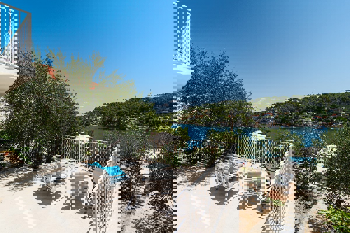 Casa moderna in prima fila sul mare