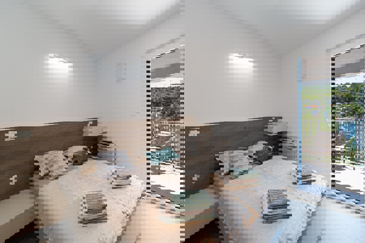 Casa moderna in prima fila sul mare