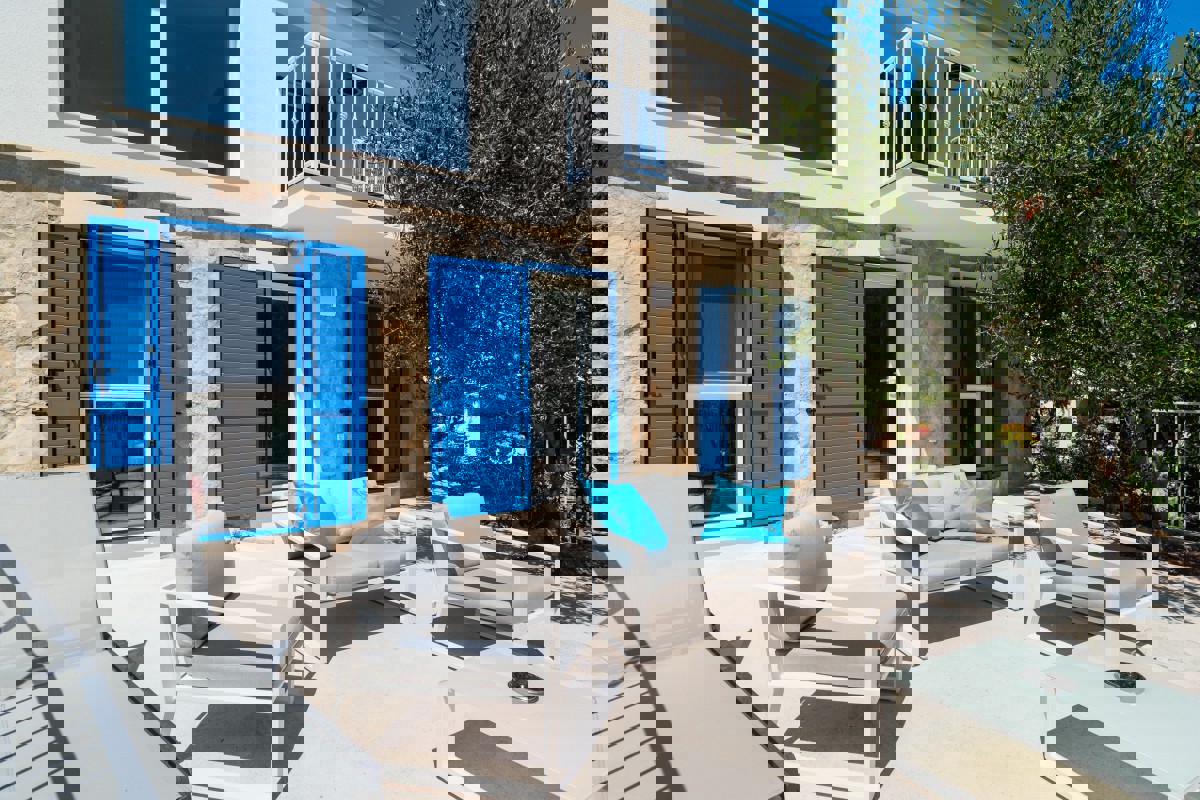 Casa moderna in prima fila sul mare