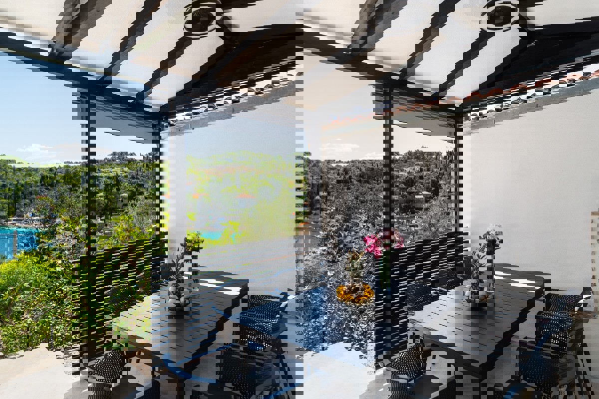 Casa moderna in prima fila sul mare