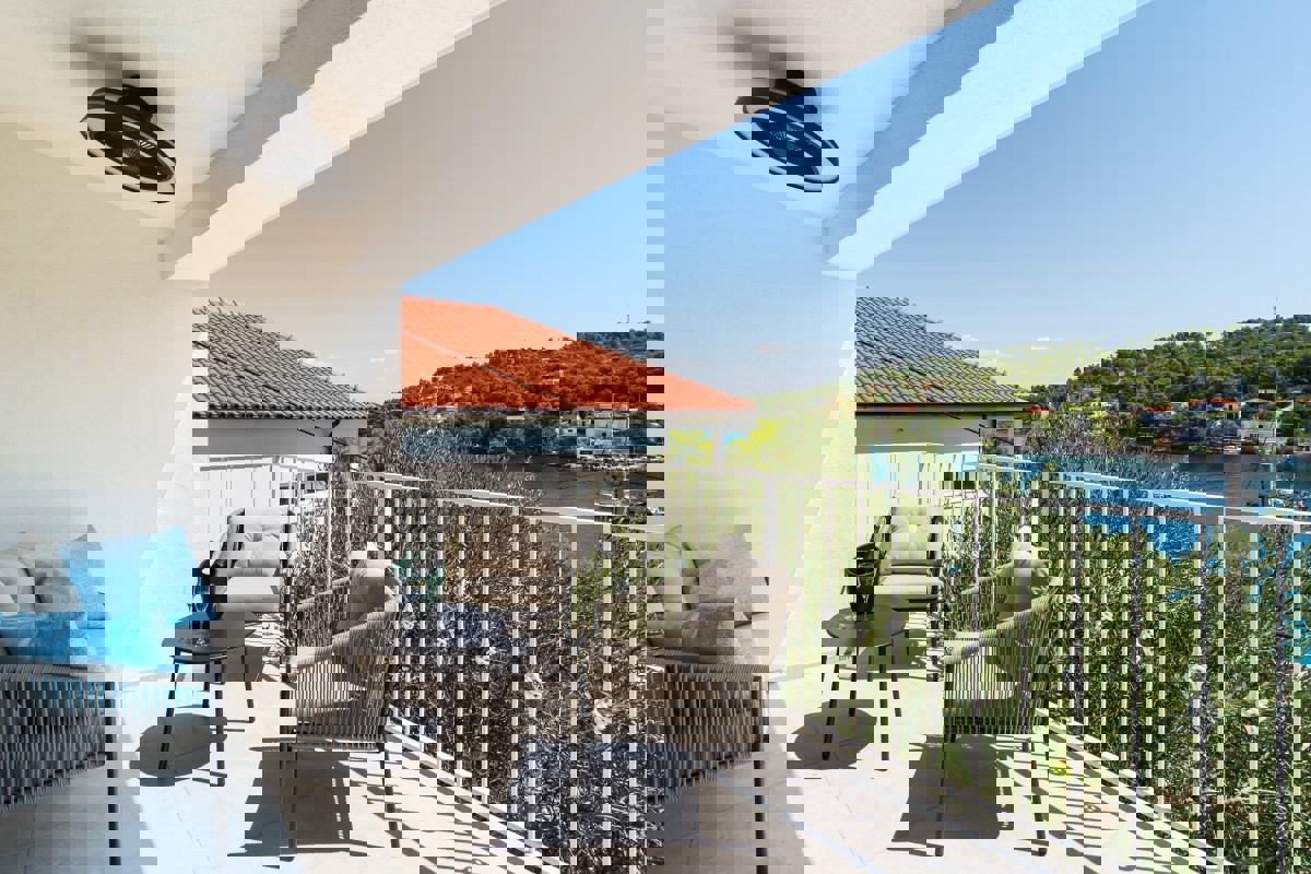 Casa moderna in prima fila sul mare