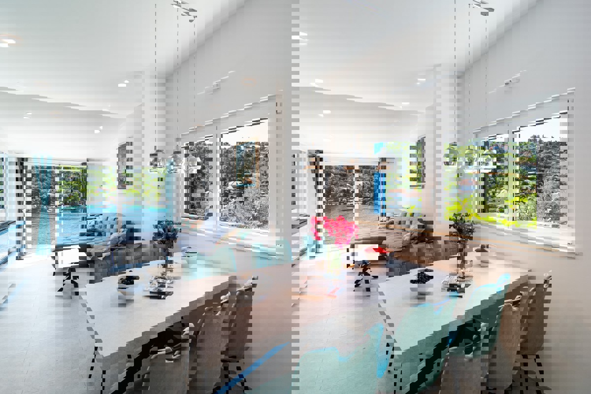 Casa moderna in prima fila sul mare