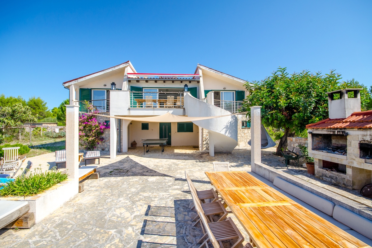 Casa isolata con vista mare