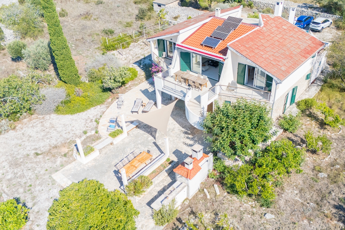 Casa isolata con vista mare