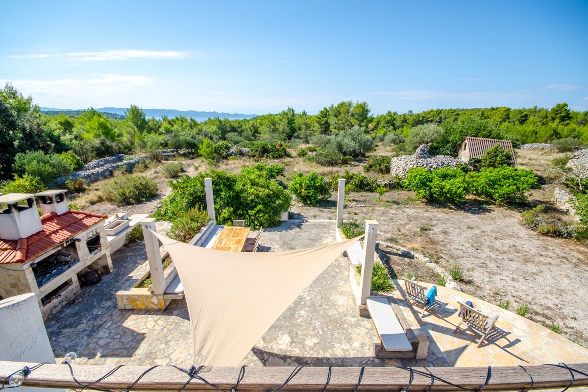Casa isolata con vista mare